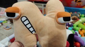 изучаем английскую букву N для детей, мягкие игрушки алфавит лор, лора, alphabet lore