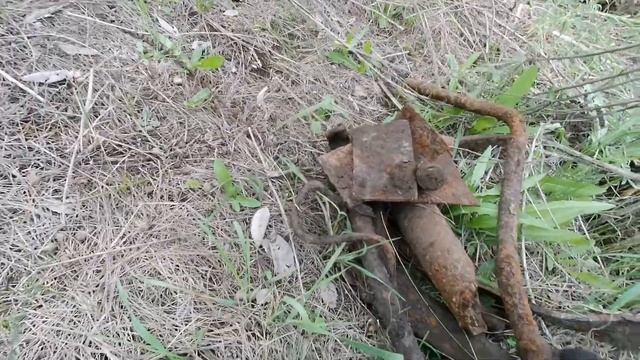 Копаем металлалом. Траки от бульдозер и труба на 100 киллограм.