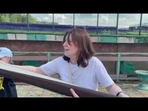 Когда ведущий решил взять отзыв, не дожидаясь конца программы ))