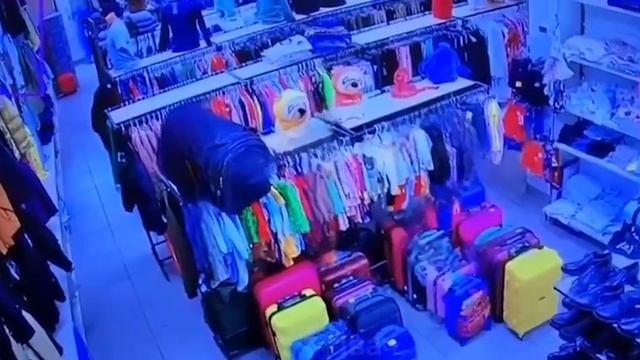 Камера видеонаблюдения зафиксировала момент поджога в ТЦ «Элизиум»