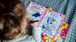 играем и раскрашиваем раскраску для детей фломастерами