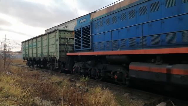 ТЭМ2УМ-0194. Именной. Родной окрас. Толкает вагон на ТЯЖБУММАШ. Бешеный помощник машиниста. смотреть онлайн