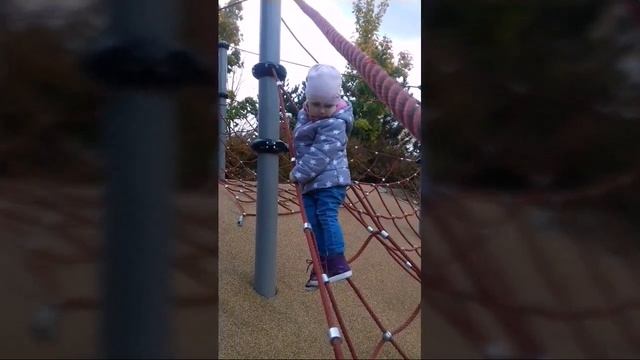 Наши выходные прогулка у пруда в парке в лесу.