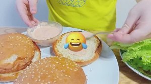 Готовим и пробуем гамбургер с Антошей НичиВокалсом