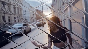 Красивая девушка красиво танцует под  ритмичную музыку. Ритмичная музыка для монтажа видео.