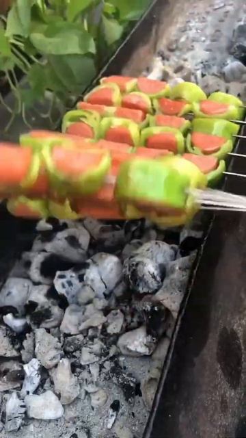 Шашлык сосиска в перце. Омг что ржач. 羊肉串香肠胡椒 Omg Shish Kebab sausage in pepper. Omg what a laugh