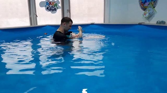 Дашуля в бассейне.Улучшение мышечного тонуса.