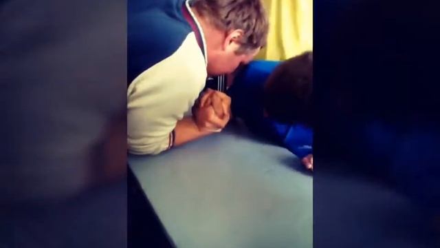 Армрестлинг в школе))62кг Vs 110кг))