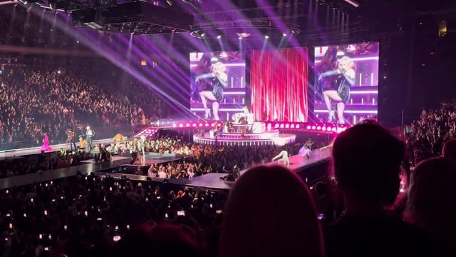 Madonna Celebration Tour - Vogue (with Kelly Ripa appearance) смотреть онлайн