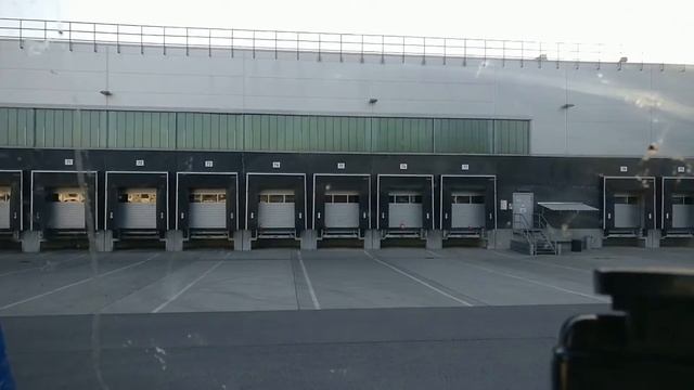 Как происходит выгрузка товара в супермаркете LIDL (Германия) смотреть онлайн