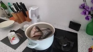 Муж готовит рыбный суп/Хлеб в хлебопечке/Собрали стеллаж