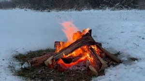 🔥 Костер 4K . Уютный костер в зимнем лесу. Костер с горящими бревнами.
