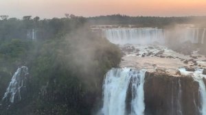 Водопады Игуасу

Комплекс из 275 водопадов на реке Игуасу, расположенный на границе Бразилии и Арген