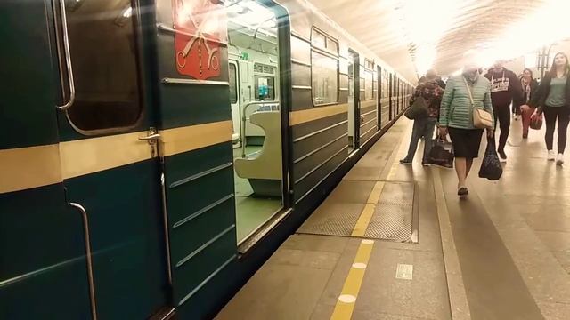 До станции Садовая! Съезд метро-поезда 81-540.5/541.5 "Номерной" по ССВ с 5 на 2 линию смотреть онлайн