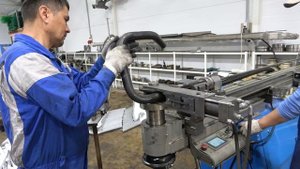 Серийная гибка стальных черных труб D45х3 мм на ЧПУ трубогибе MASTER производства БМК