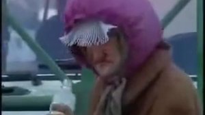 5  Бабуля на остановке орёт