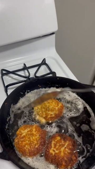 How to: FRY MO DELICIOUS FRIED CRAB CAKE  #fyp #how #crabmeat