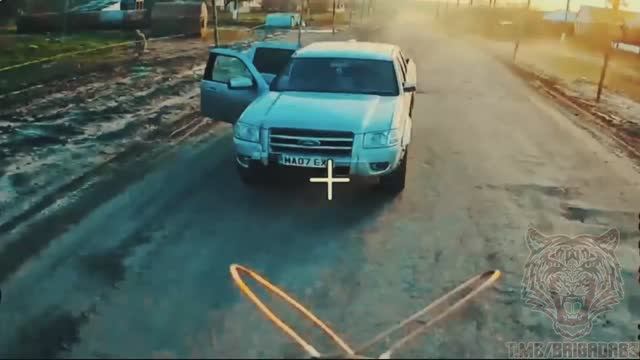 Удар оптоволоконным FPV-дроном по пикапу Всу на дороге в районе н.п. Писаревка 💥🇷🇺👊