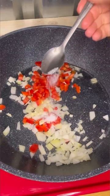 Шакшука 🍳 🌶 🫑 🧅 🍅 🧄 🌿 #шакшука #яичница #яичницаспомидорами