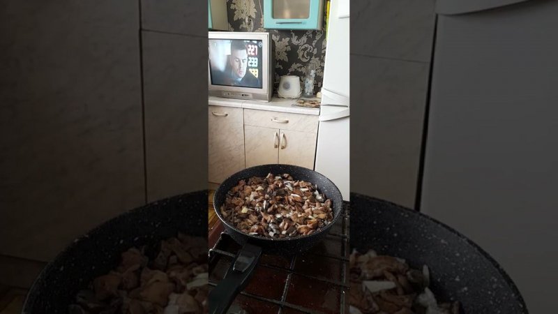 Лесные жареные грибы.