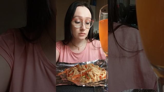 Нет тарелок😅Паста с креветками и овощами😋 Мандариновая газировка🍊 #мукбанг #mukbang #еда #рецепты смотреть онлайн