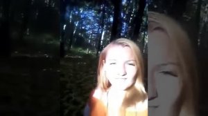 Молодая мама с дочкой на прогулке.