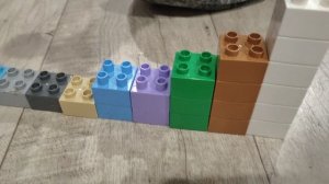 строим лестницу из лего, детские развивающие игры