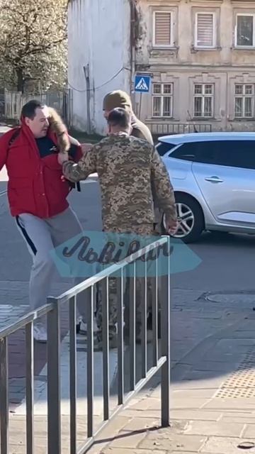 Мосфильм. г. Львов.  Сотрудники ТЦК пытаются остановить очередного гражданина от необдуманных действ