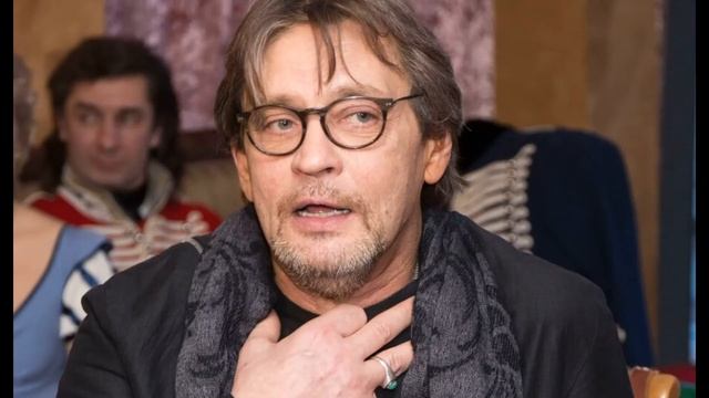 Седой и всклокоченный актер появился на людях в жутком виде. смотреть онлайн