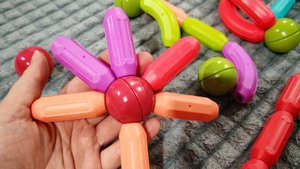 играем и собираем из деталей магнитного конструктора для детей