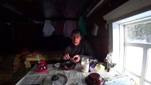 Возвращаюсь в избушку. Поймал щуку на жерлицу. Показал вес щуки. 8 серия