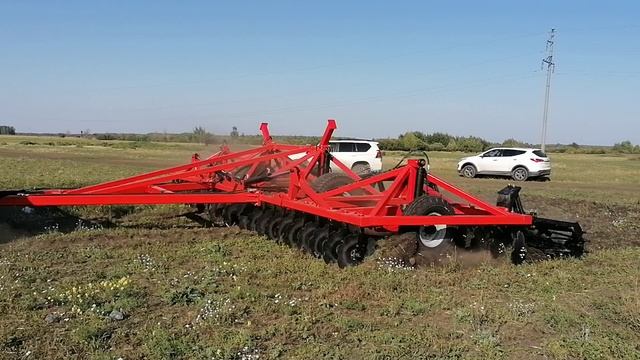 Работа дисковой бороны на поле. Дискатор смотреть онлайн