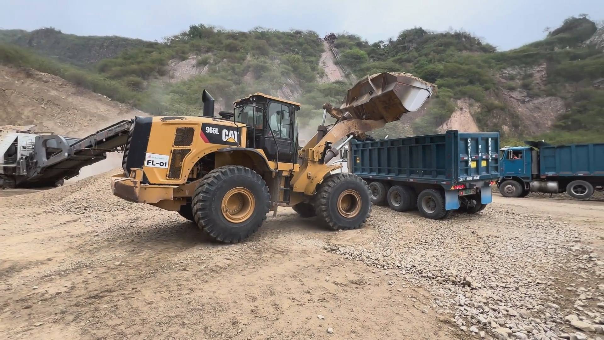 РАБОТАЕТ ПОГРУЗЧИК! Загрузка САМОСВАЛА!
