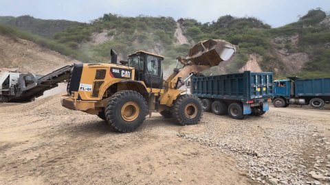 РАБОТАЕТ ПОГРУЗЧИК! Загрузка САМОСВАЛА!