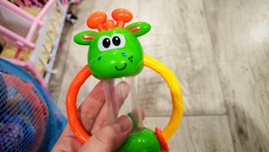 играем в детскую игрушку погремушку для малышей жирафик