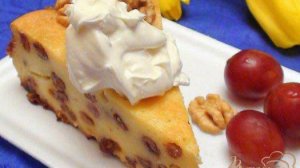 Творожная запеканка с изюмом и сметанным соусом. Классика жанра.