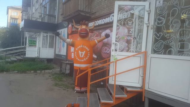 А машет рукой