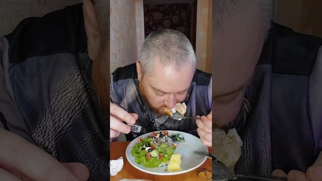 Мукбанг. Полезное питание греческий салат, курочка из духовки и пюре.
#мукбанг #правильноепитание
