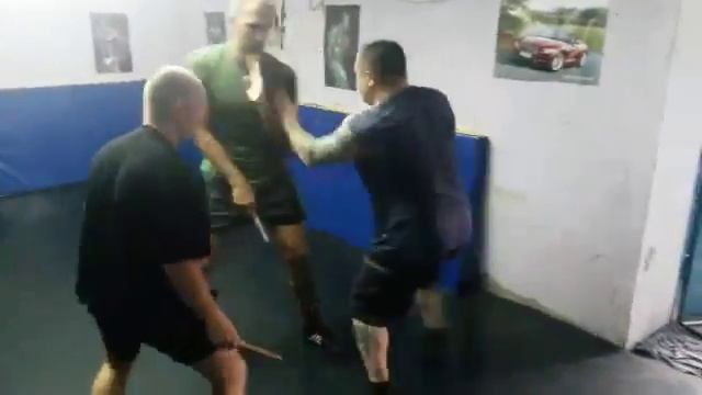 Работа с ножом (тренировка против двух противников) смотреть онлайн