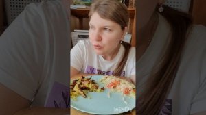 Жареная до хруста картошка и свежий овощной салат😋