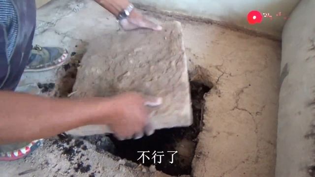 【農民大黑】大盆水煮米粉配涼拌豬皮，大黑一家加餐，夫妻倆大口大口吃，過癮