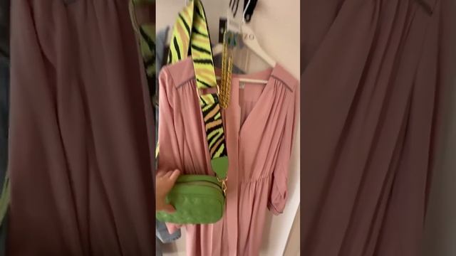 Гардероб с яркими акцентами смотреть онлайн