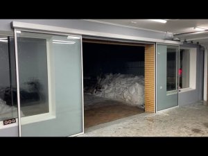 Автоматические раздвижные светопрозрачные  двери в гараж