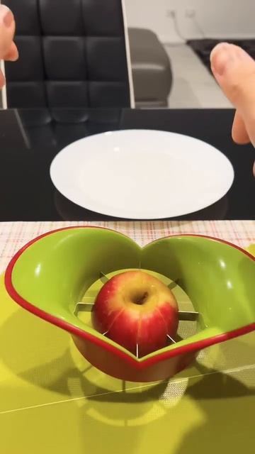 Let’s Change the plate to chopping Board 😉 I might break the plate 😁 #firsttimeuser #appleslicer смотреть онлайн