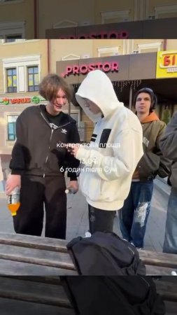 В Киеве баба докопалась до подростков, которые слушали музыку на русском после прилета в Сумах.