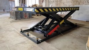 Работа одноножничного гидравлического подъемника на 2000 кг