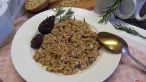 Каша из овсянки с розмарином и вареньем из шишек