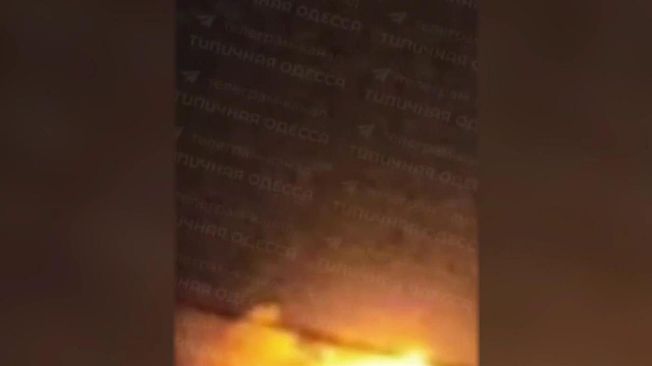 Десятки взрывов прогремели в районе ж/д станции города Синельниково Днепропетровской области.