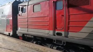 2ТЭ116-1199. Тащит двухэтажный вагон. Петрозаводск.