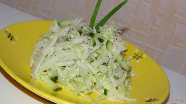 Салат из пекинской капусты со свежим огурцом и красной редькой